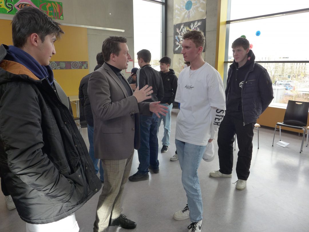 Landtagsabgeordneter Hailfinger spricht mit Schüler der Eichendorff-Realschule